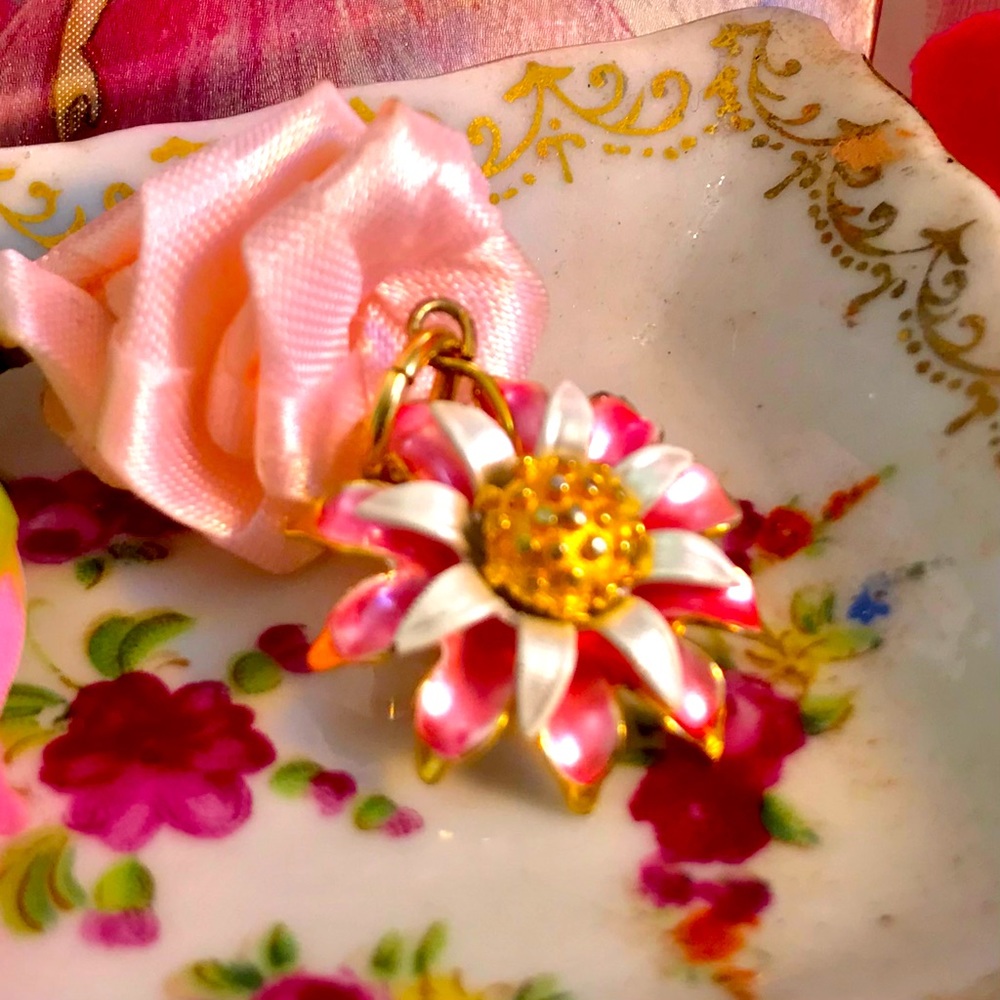 Vintage Pink & White Gold Tone Enamel Floral Charm